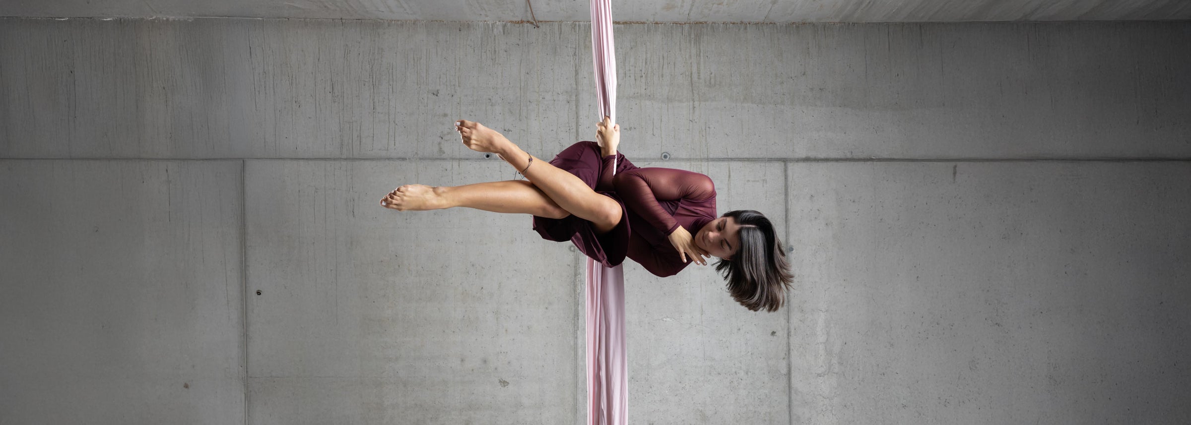 Foto: Ludmila Azarova, Model: Alex Feix, Silk: luftseide® Aerial Silk Kirschblüte