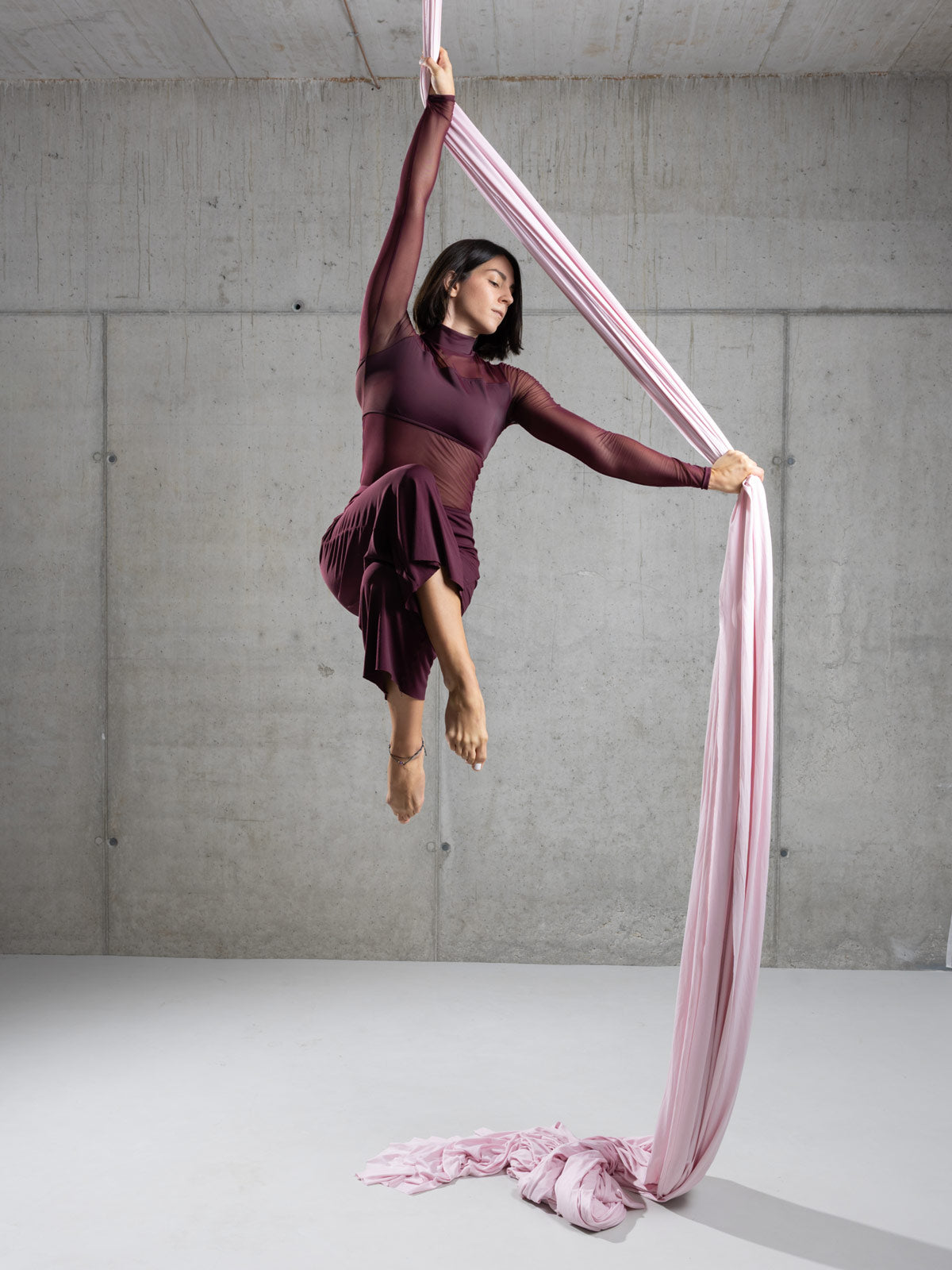 Foto: Ludmila Azarova, Model: Alex Feix, Silk: luftseide® Aerial Silk Kirschblüte