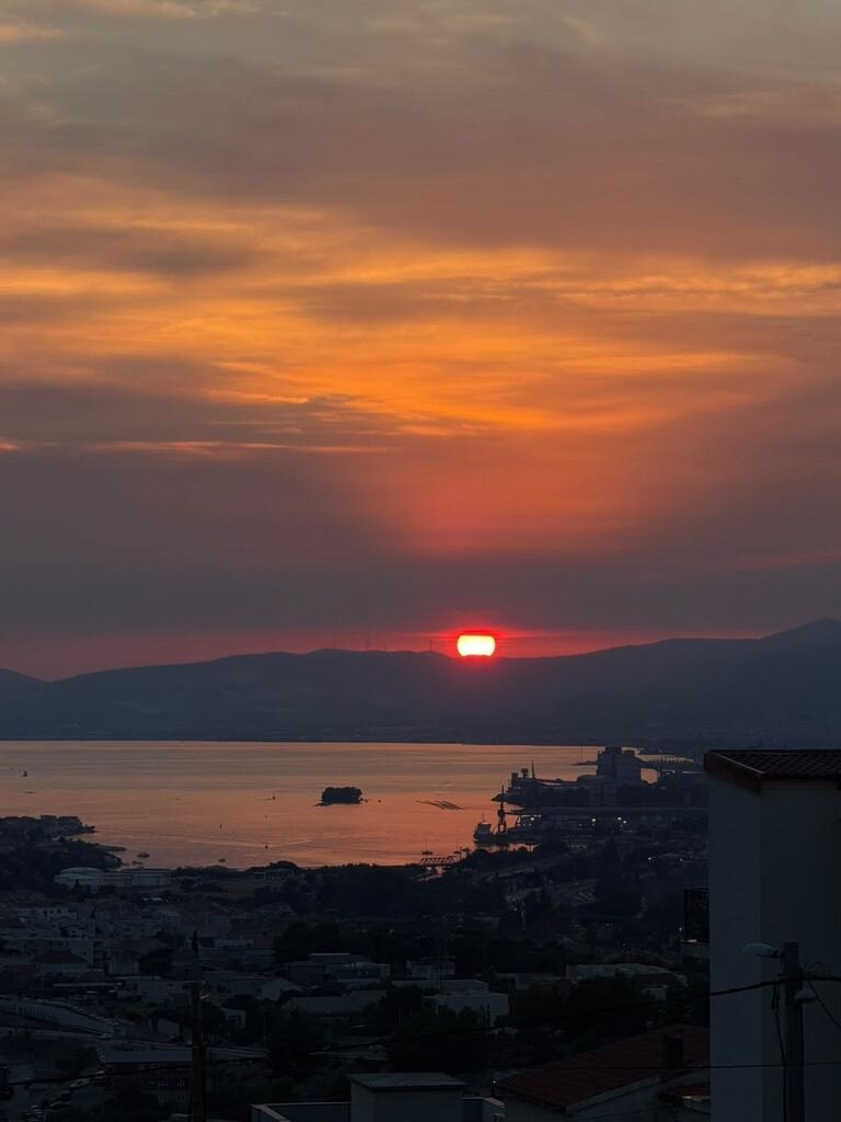 Sonnenuntergang über Split und dem Meer